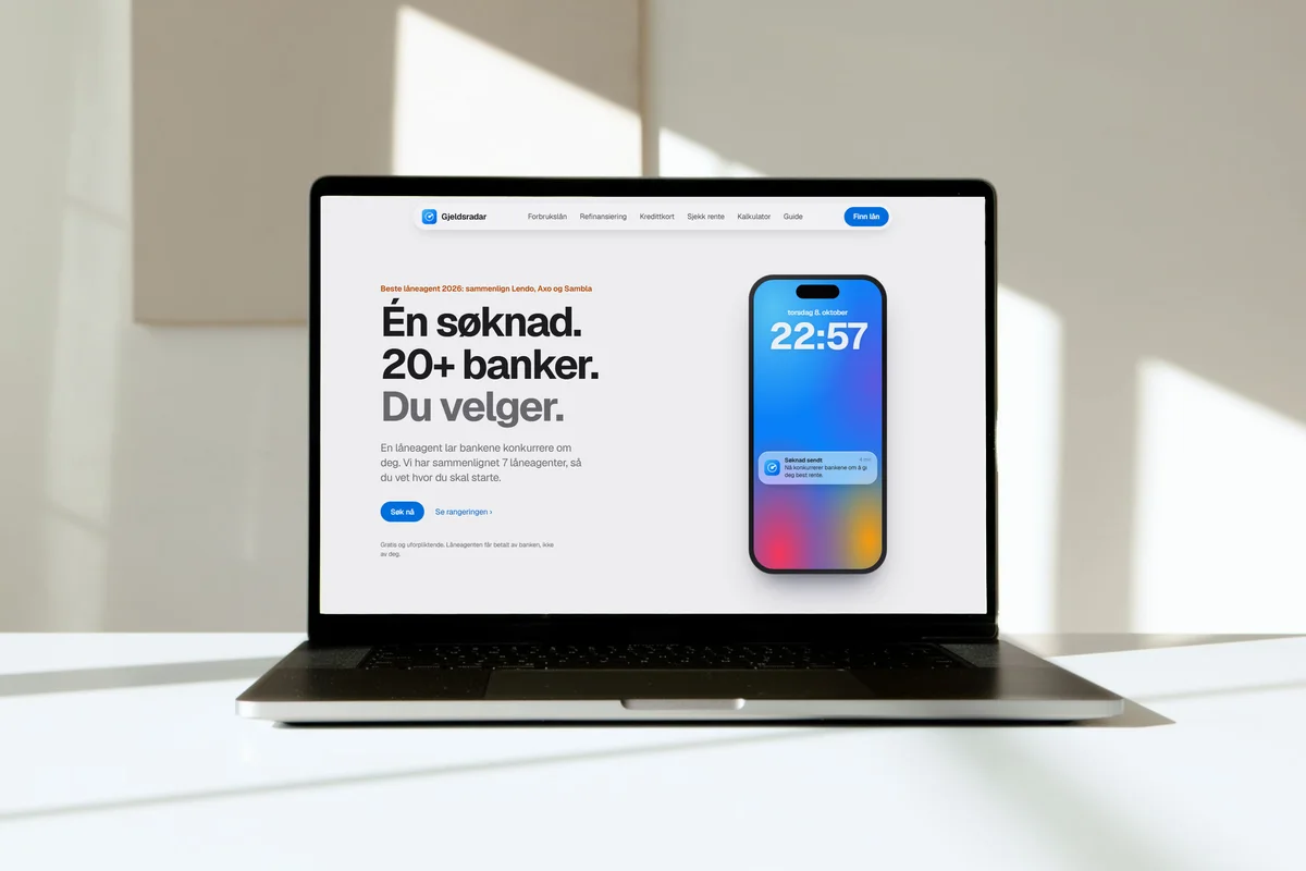 En laptop på et hvitt bord med forsiden til Gjeldsradar på skjermen.