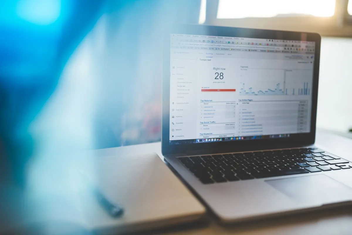 En laptop som viser Google Analytics med trafikktall og grafer.