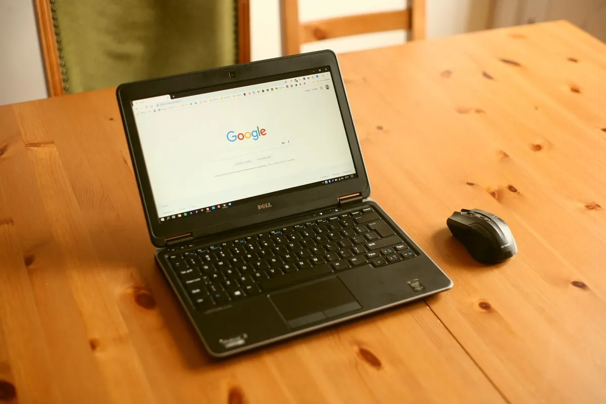 En laptop på en pult med Google åpent i nettleseren.
